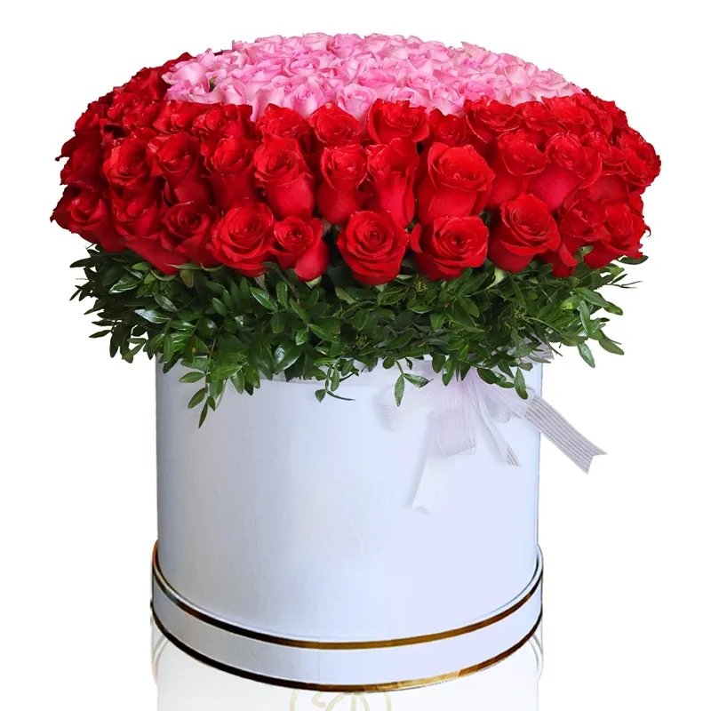 Букет из 101 красной и розовой розы в шляпной коробке